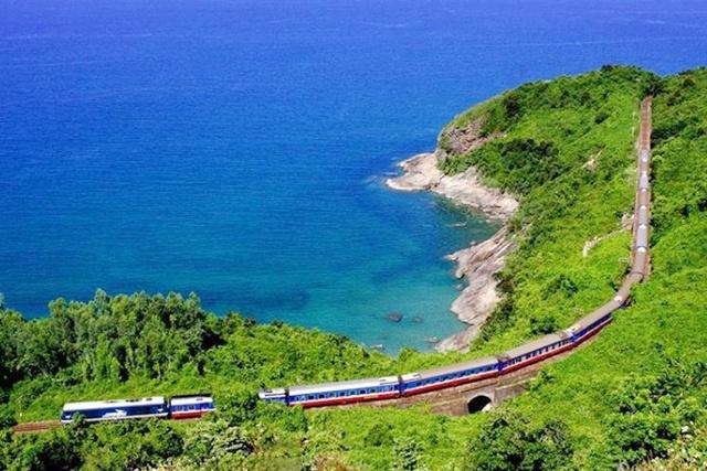 unveiling-vietnams-central-heritage-a-train-journey-from-hue-to-da-nang-240826013744